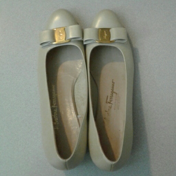 Salvatore Ferragamo Shoes - Vintage Salvatore Ferragamo Bone Pumps 8.5 AA